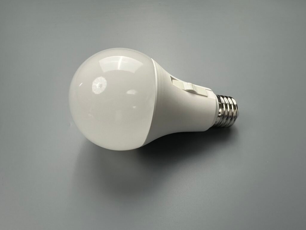 Bulb – 5CCT Switchable (2700–6500K selectable on body)